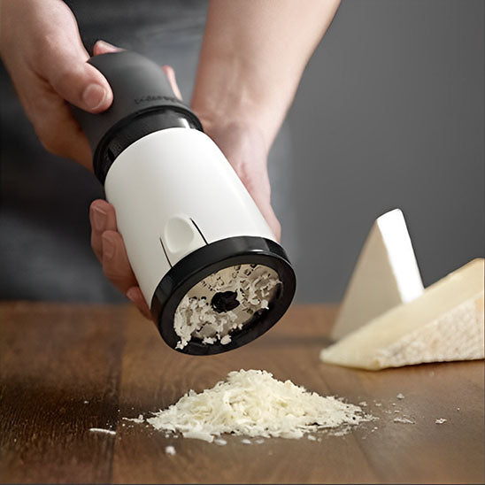 Râpe-à-fromage-ManuRâpe-prise